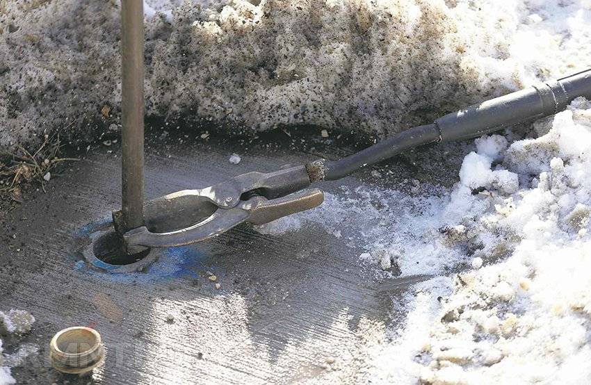 Разморозка трубы отвода воды септика в Озерах